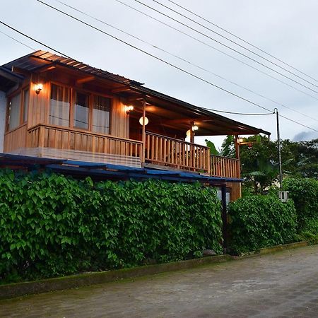 Hostal Los Farolitos Mindo Exterior photo