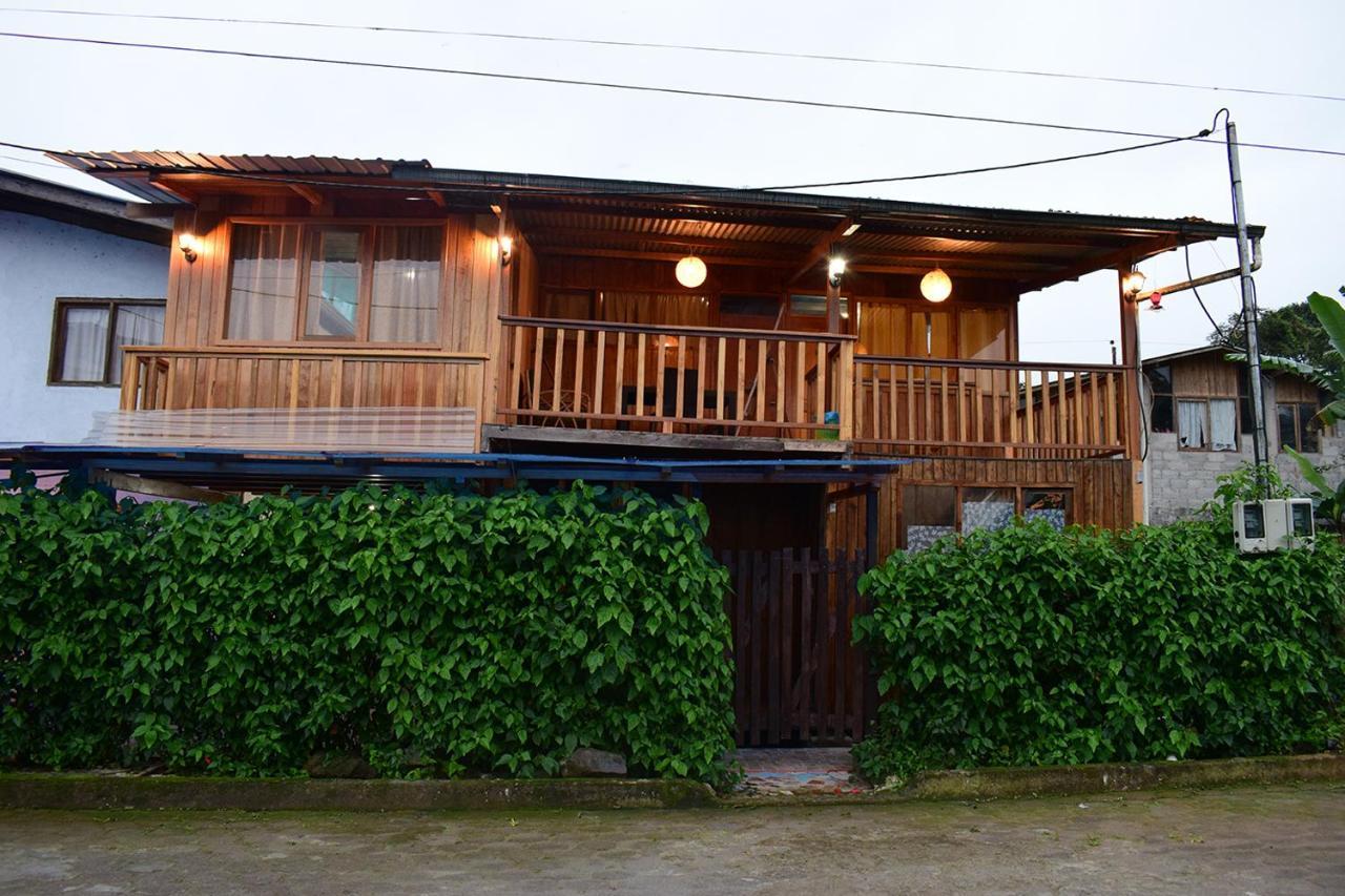 Hostal Los Farolitos Mindo Exterior photo